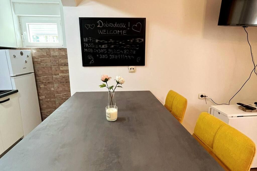 Lijepo Ureden Stan U Centru Grada Apartamento Knin Exterior foto