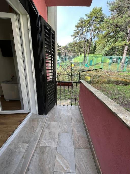 Lijepo Ureden Stan U Centru Grada Apartamento Knin Exterior foto