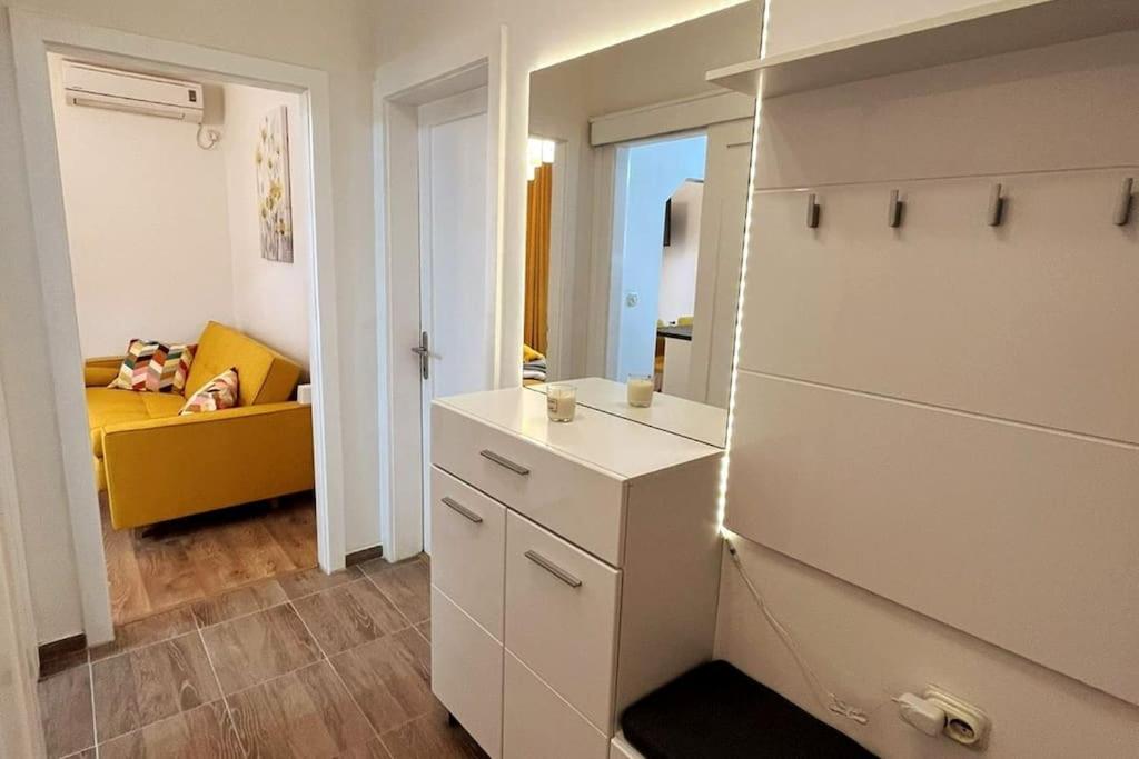 Lijepo Ureden Stan U Centru Grada Apartamento Knin Exterior foto