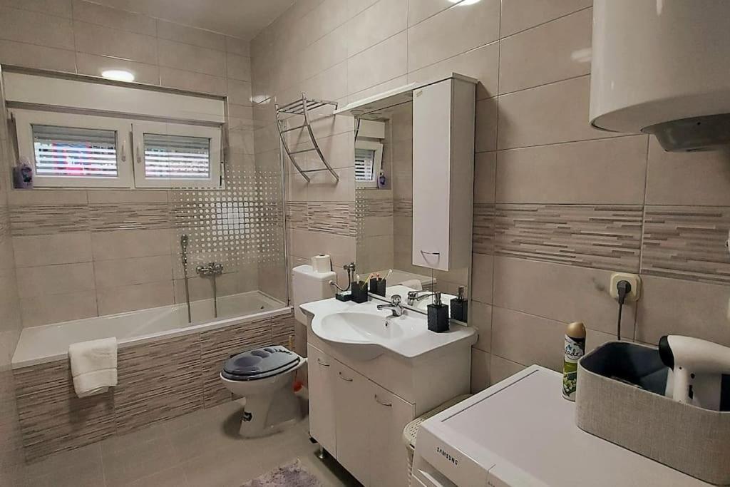 Lijepo Ureden Stan U Centru Grada Apartamento Knin Exterior foto